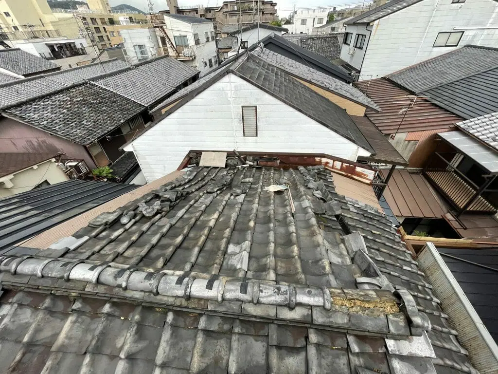 老朽化した瓦屋根には 屋根の葺き替え