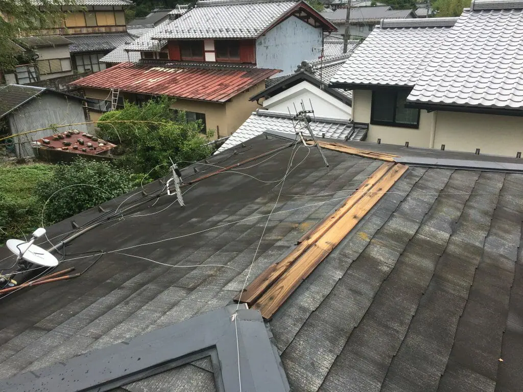 台風で吹き飛んだ屋根の板金は、状況によっては 屋根の葺き替え