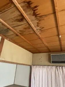 長期間雨漏りが放置されてできた天井の広範囲なシミ