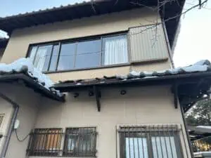 落雪によって破損した下屋根の瓦の事例